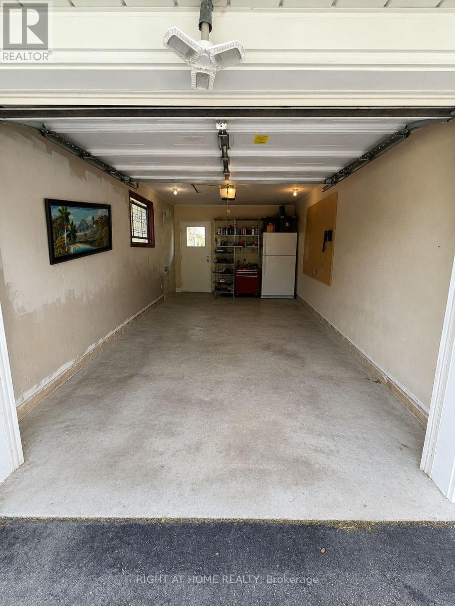 4440 Cosburn Crescent, Burlington, ON - Indoor Photo Showing Garage