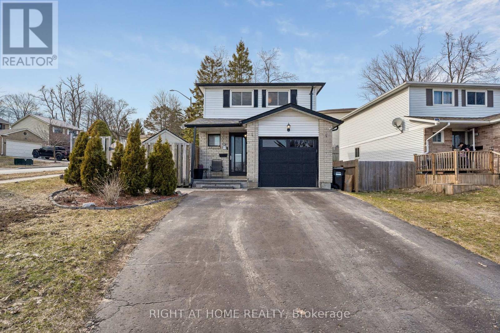 56 Hemingway Crescent, Barrie, ON - Outdoor With Facade