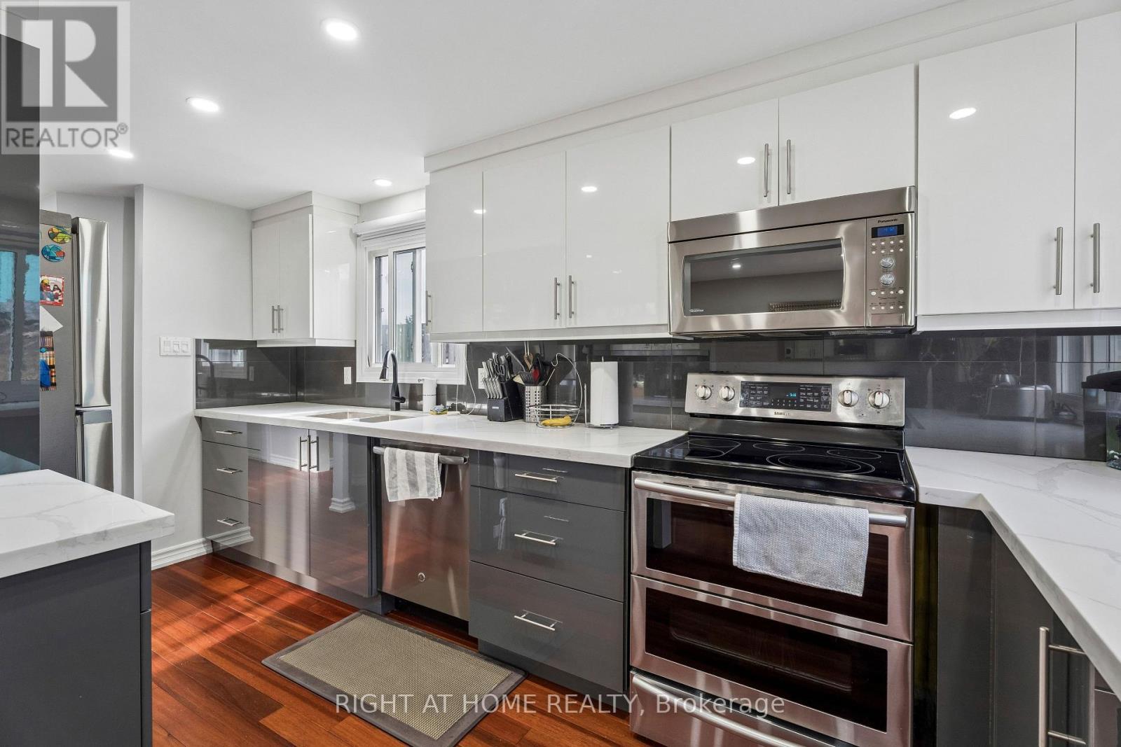 56 Hemingway Crescent, Barrie, ON - Indoor Photo Showing Kitchen With Upgraded Kitchen