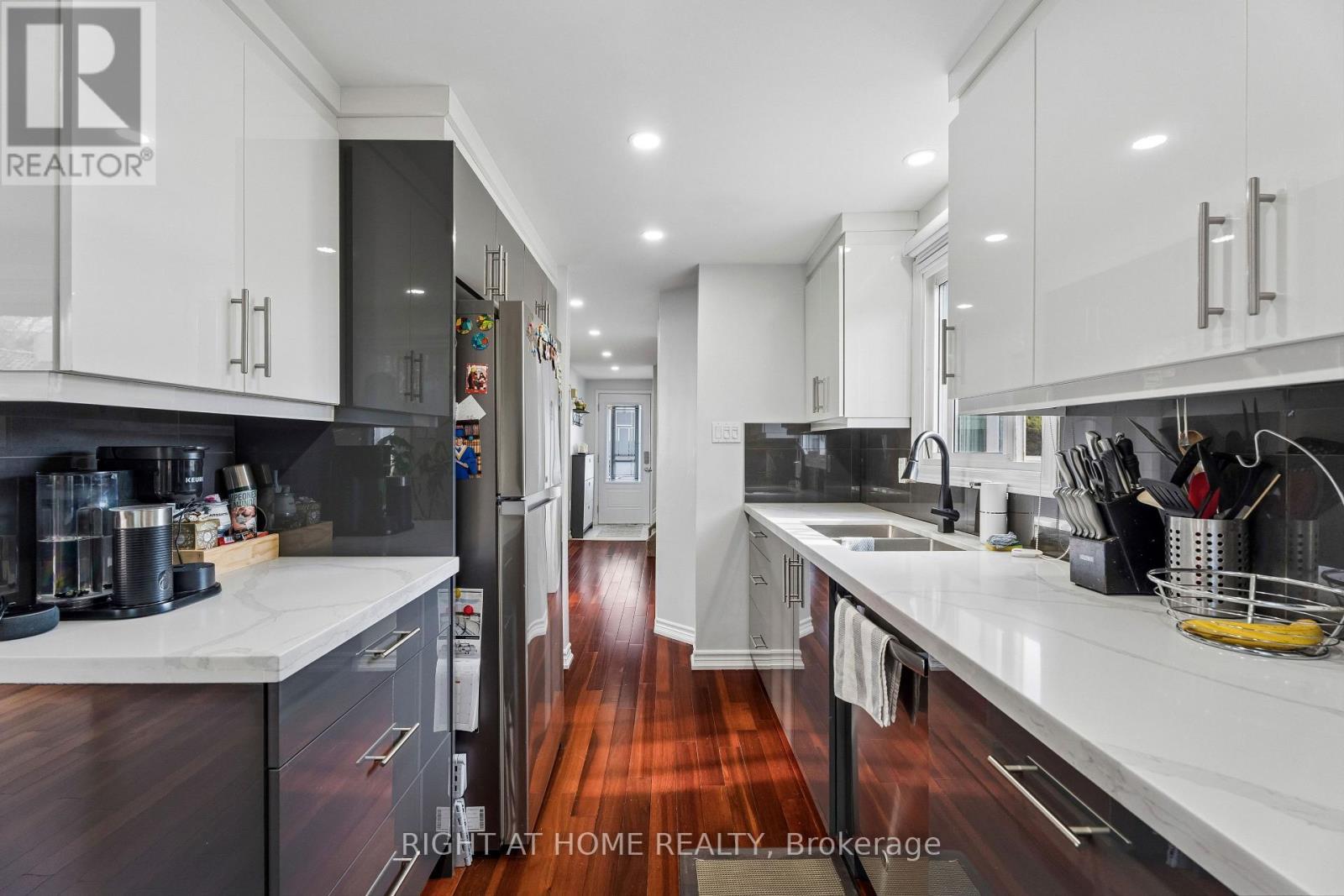 56 Hemingway Crescent, Barrie, ON - Indoor Photo Showing Kitchen With Double Sink With Upgraded Kitchen
