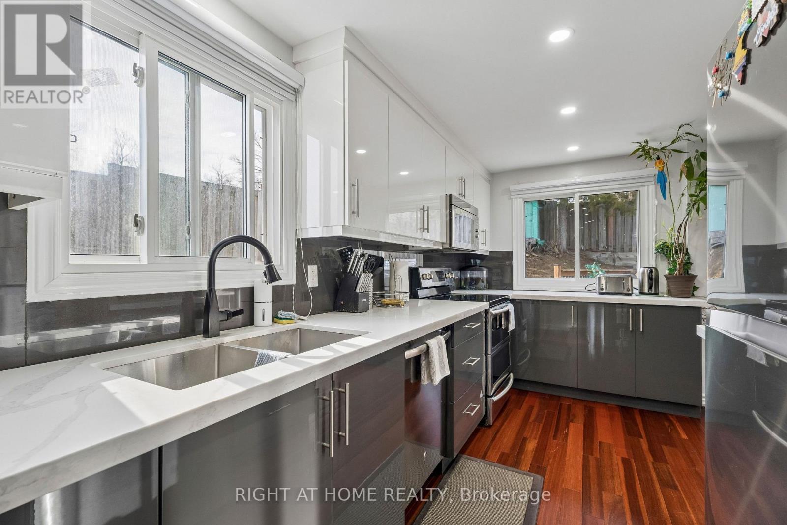 56 Hemingway Crescent, Barrie, ON - Indoor Photo Showing Kitchen With Double Sink With Upgraded Kitchen