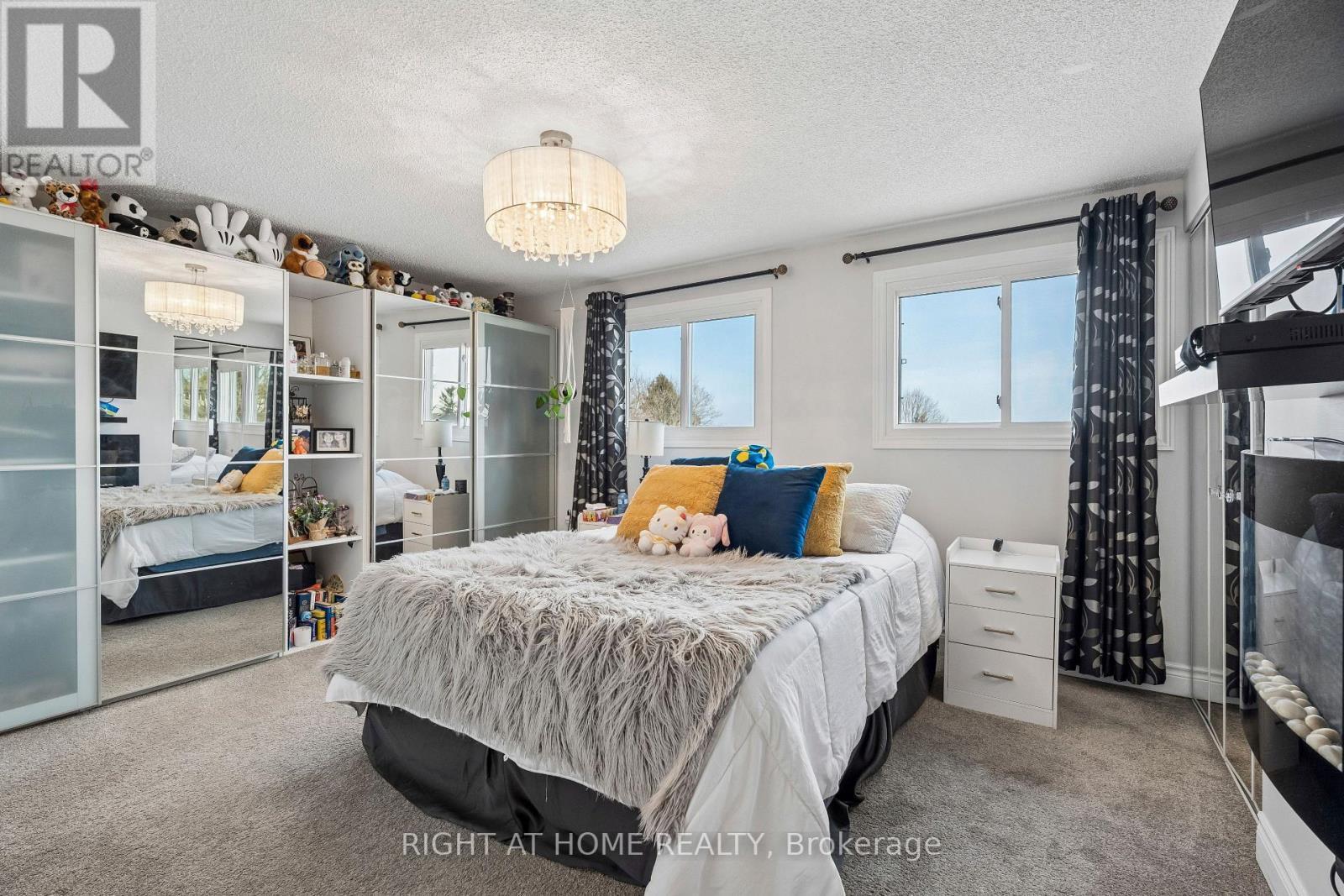 56 Hemingway Crescent, Barrie, ON - Indoor Photo Showing Bedroom