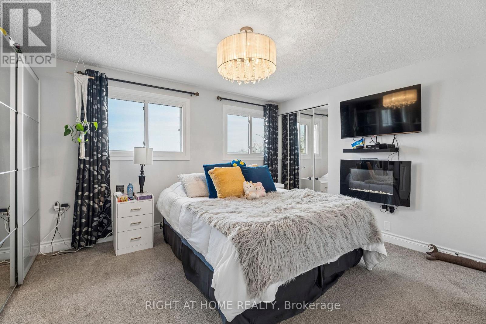 56 Hemingway Crescent, Barrie, ON - Indoor Photo Showing Bedroom