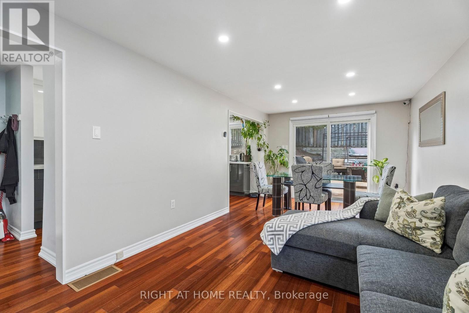 56 Hemingway Crescent, Barrie, ON - Indoor Photo Showing Living Room