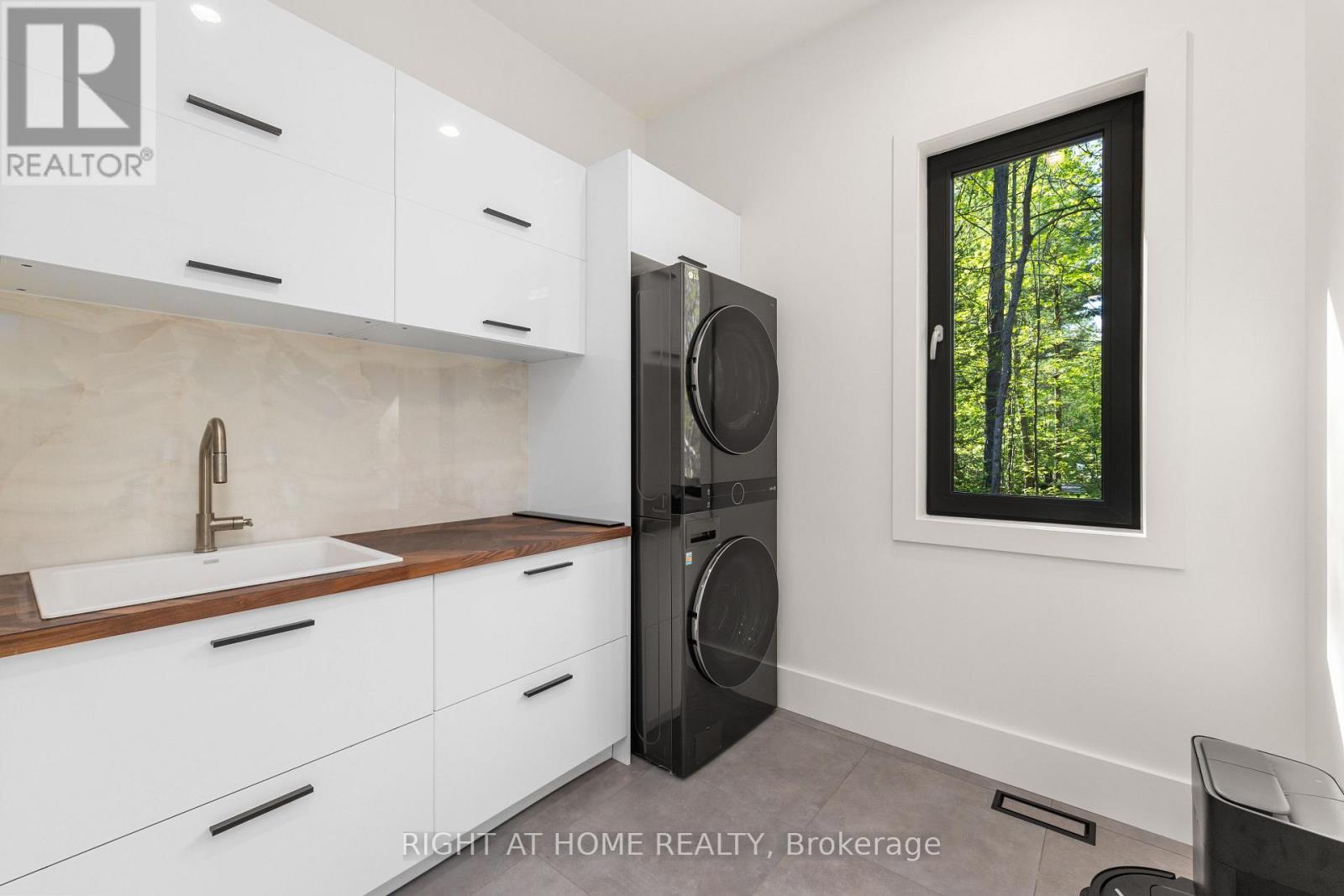 1318 Tiny Beaches Road S, Tiny, ON - Indoor Photo Showing Laundry Room