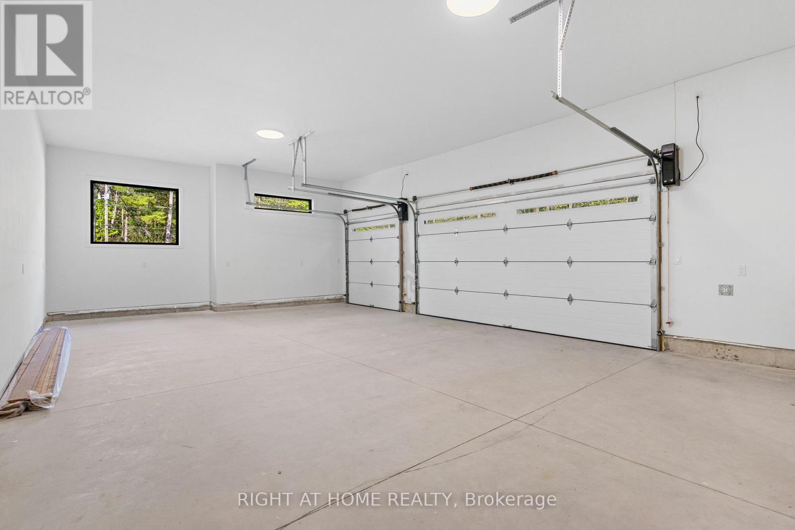 1318 Tiny Beaches Road S, Tiny, ON - Indoor Photo Showing Garage