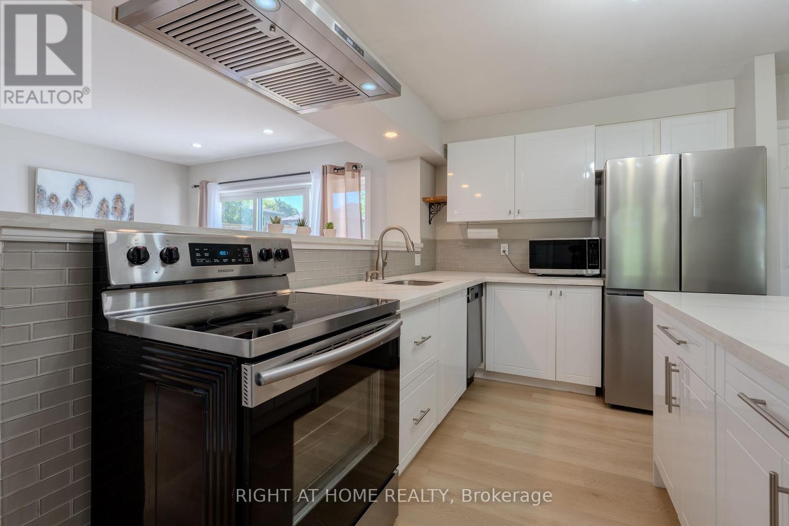 80 Chilton Drive, Hamilton, ON - Indoor Photo Showing Kitchen