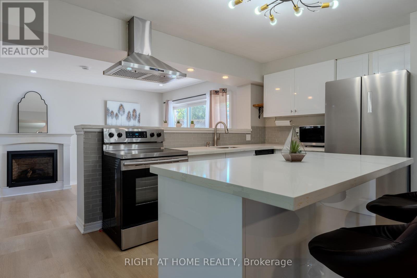 80 Chilton Drive, Hamilton, ON - Indoor Photo Showing Kitchen With Upgraded Kitchen