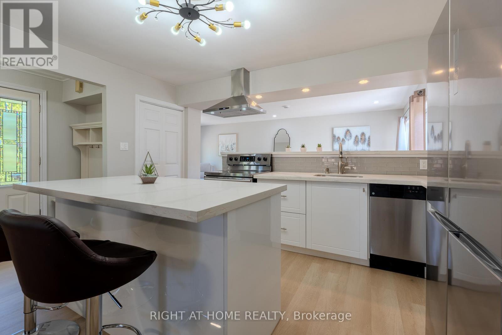 80 Chilton Drive, Hamilton, ON - Indoor Photo Showing Kitchen With Upgraded Kitchen