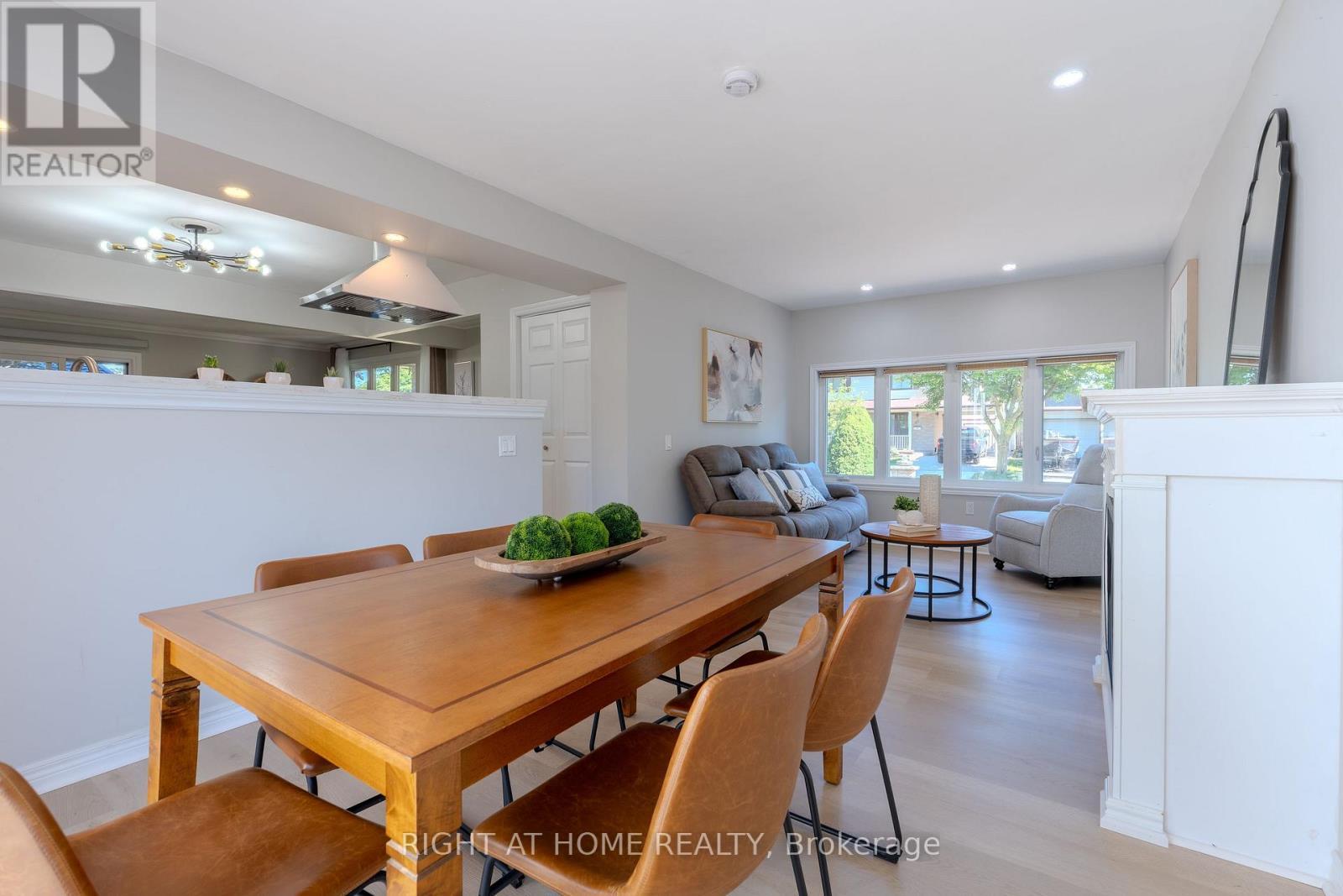 80 Chilton Drive, Hamilton, ON - Indoor Photo Showing Dining Room