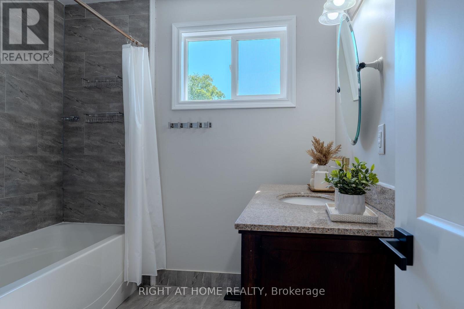 80 Chilton Drive, Hamilton, ON - Indoor Photo Showing Bathroom