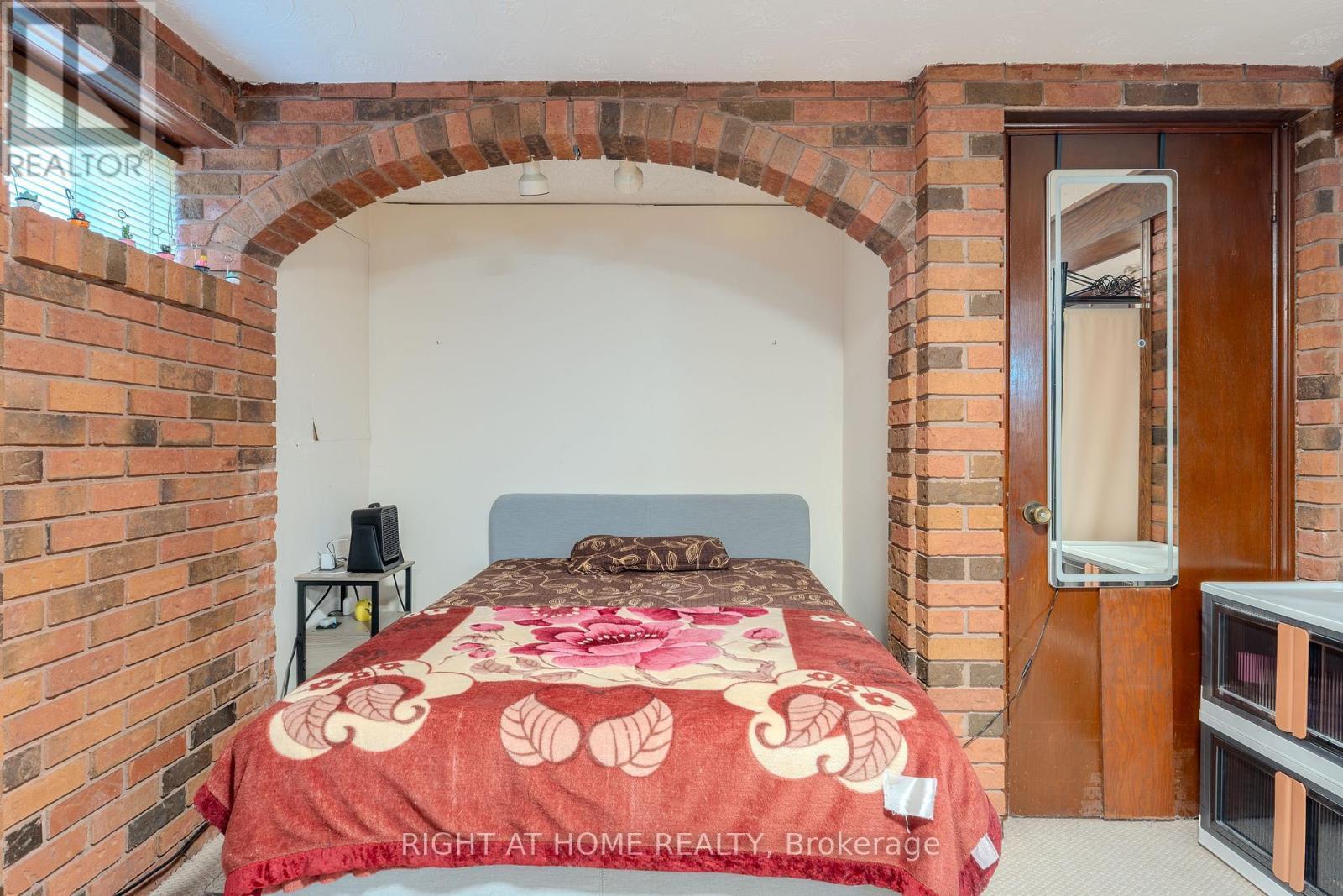 80 Chilton Drive, Hamilton, ON - Indoor Photo Showing Bedroom