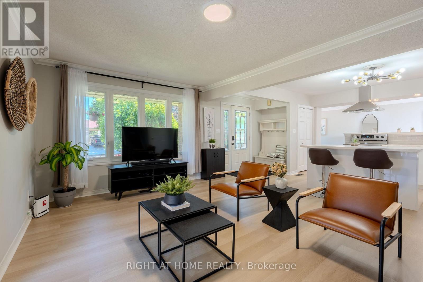 80 Chilton Drive, Hamilton, ON - Indoor Photo Showing Living Room