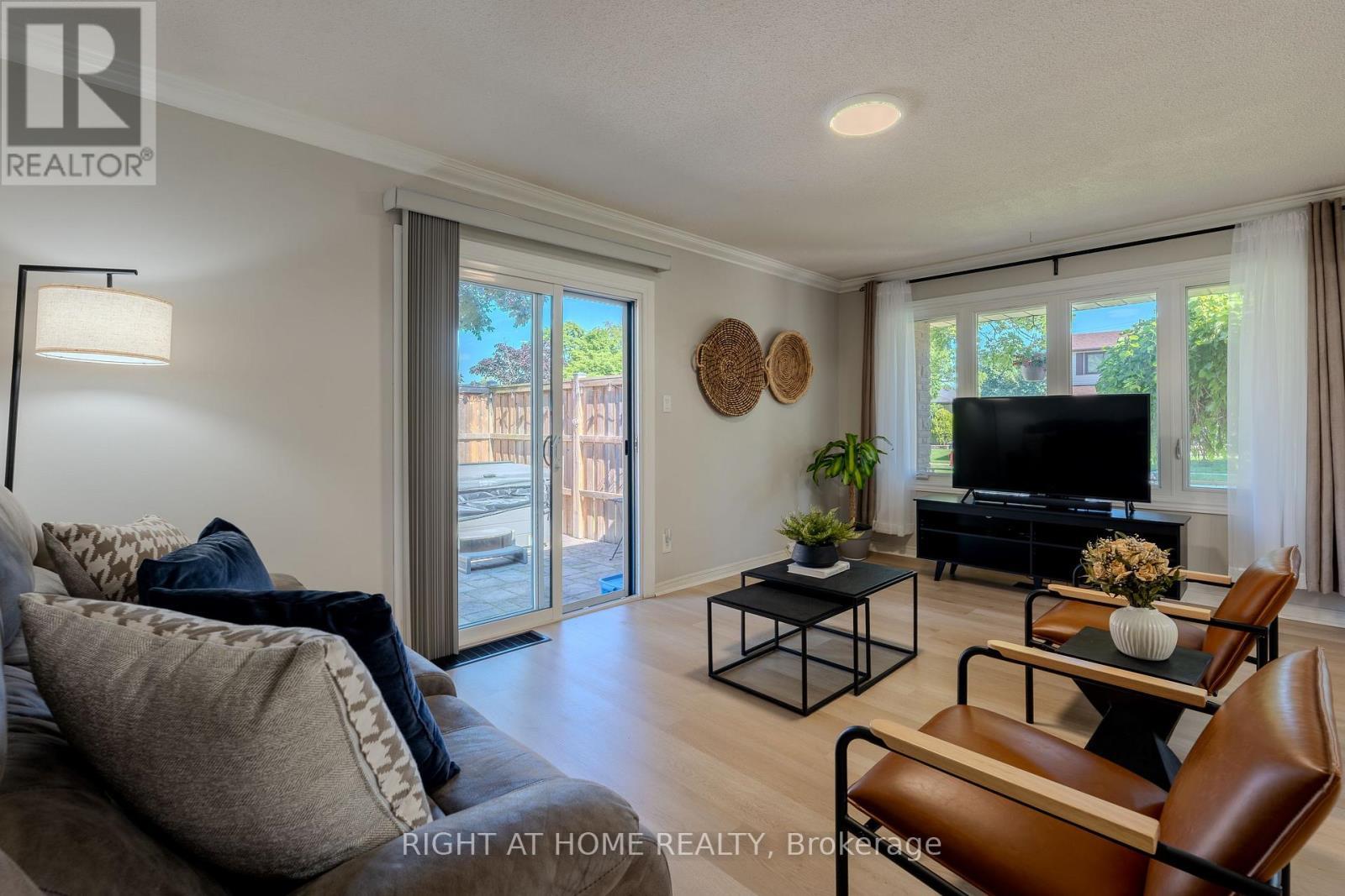80 Chilton Drive, Hamilton, ON - Indoor Photo Showing Living Room