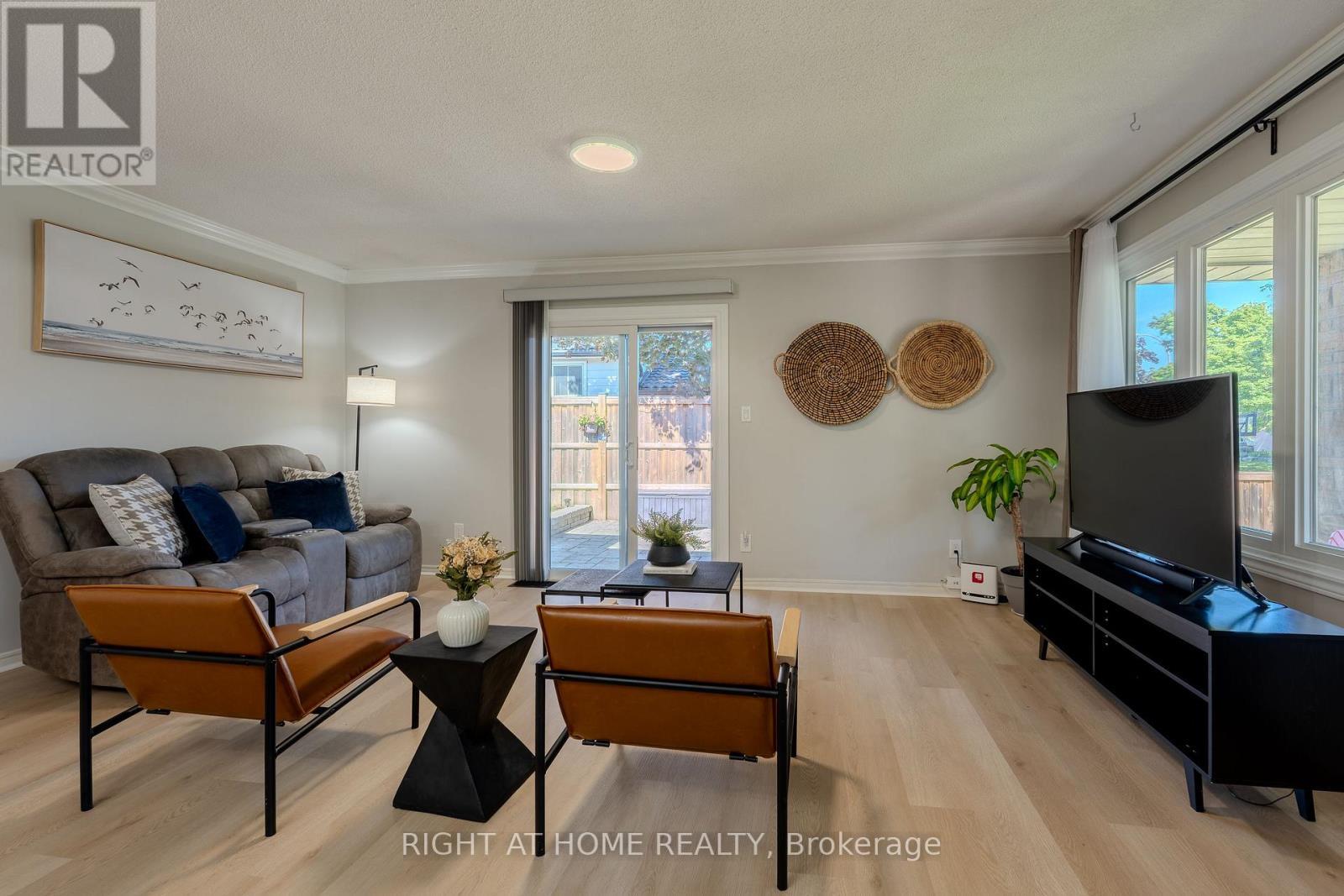80 Chilton Drive, Hamilton, ON - Indoor Photo Showing Living Room