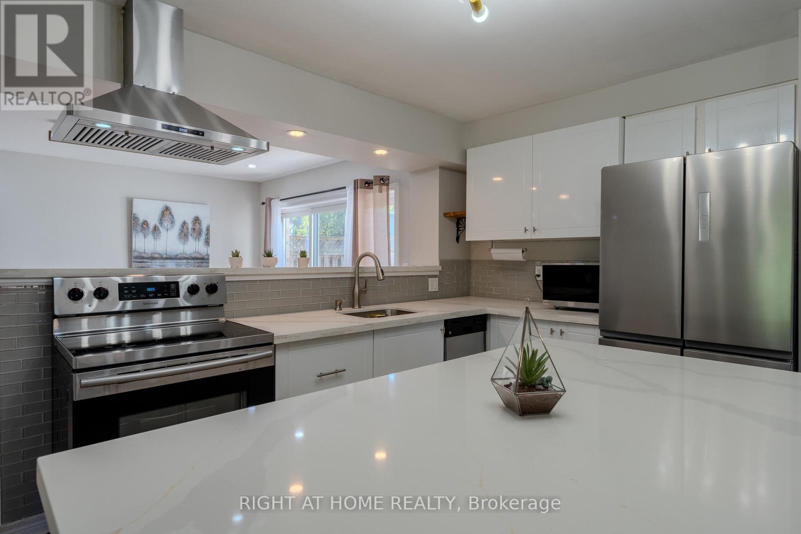 80 Chilton Drive, Hamilton, ON - Indoor Photo Showing Kitchen
