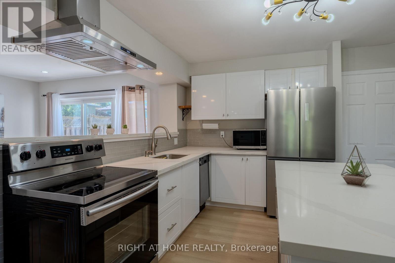 80 Chilton Drive, Hamilton, ON - Indoor Photo Showing Kitchen