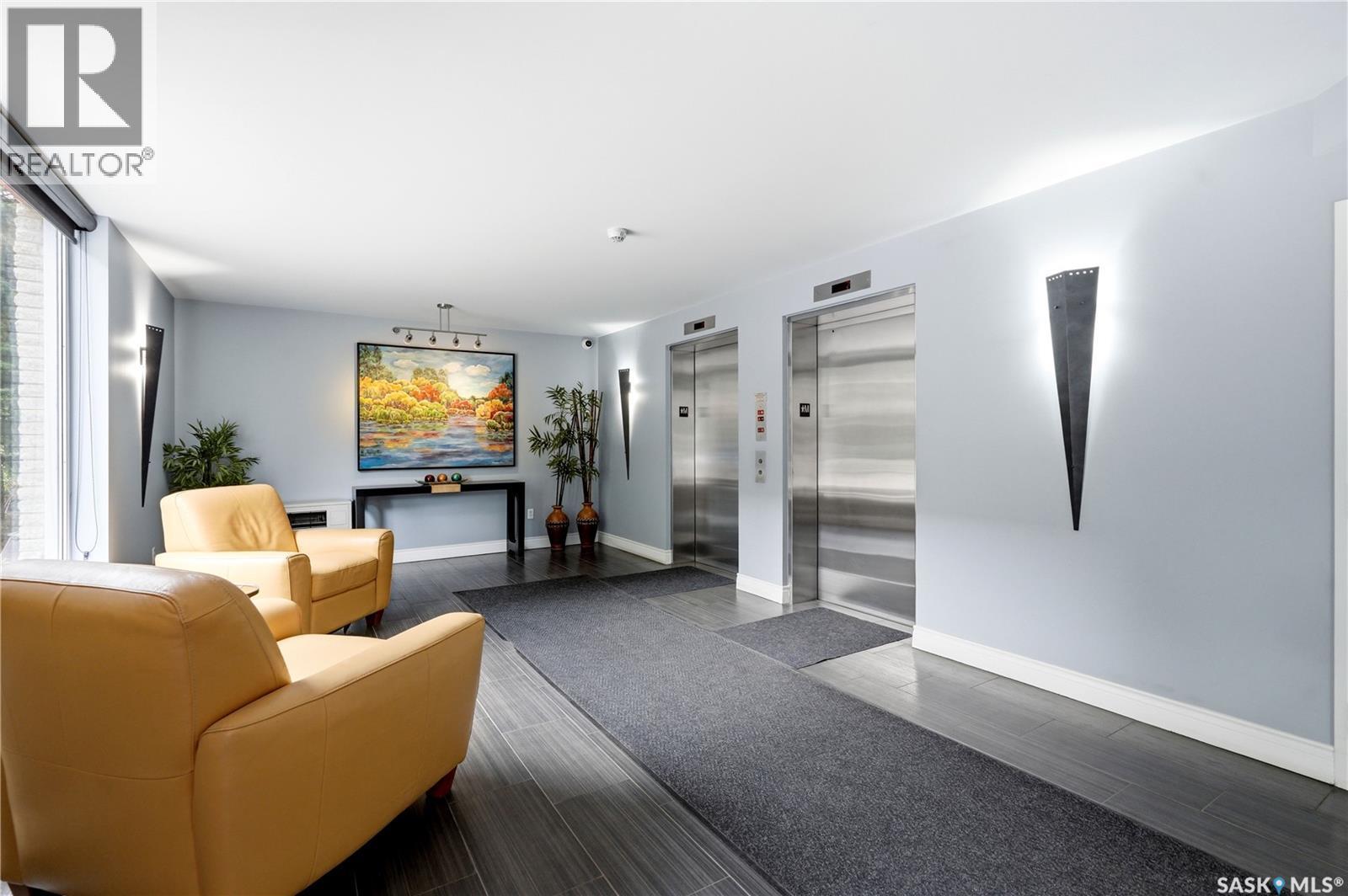 802 902 Spadina Crescent E, Saskatoon, SK - Indoor Photo Showing Living Room
