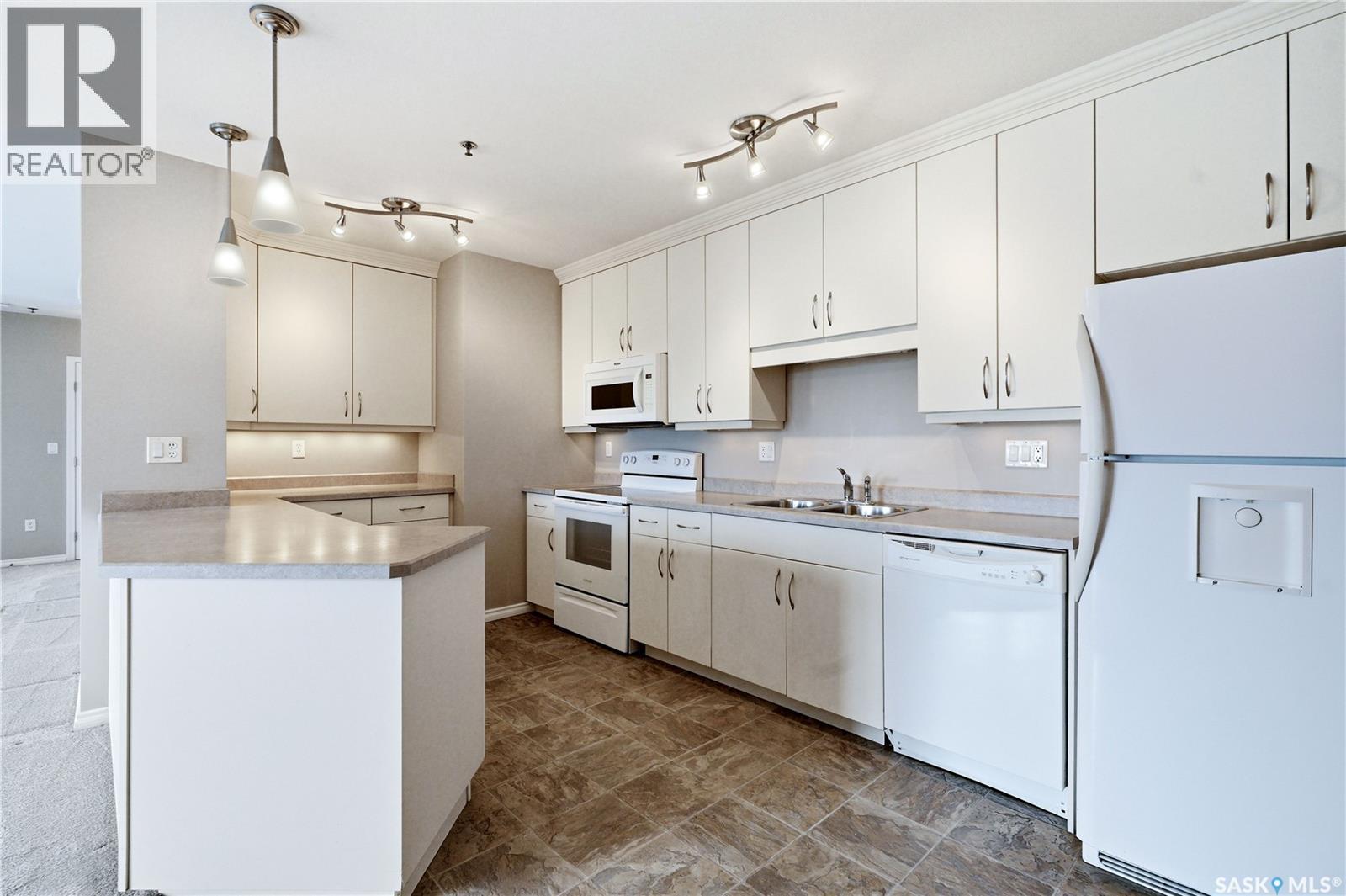 802 902 Spadina Crescent E, Saskatoon, SK - Indoor Photo Showing Kitchen With Double Sink