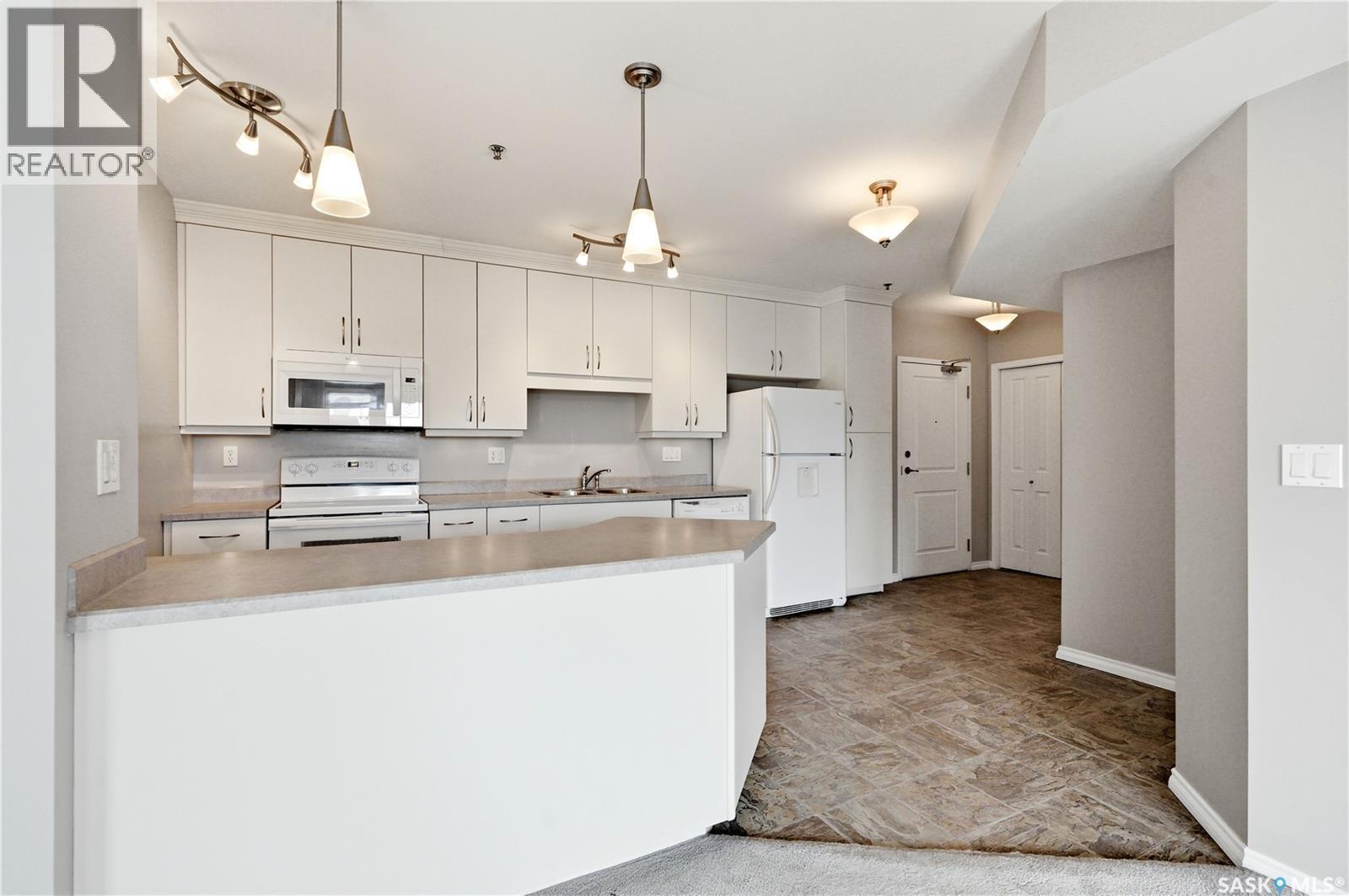 802 902 Spadina Crescent E, Saskatoon, SK - Indoor Photo Showing Kitchen