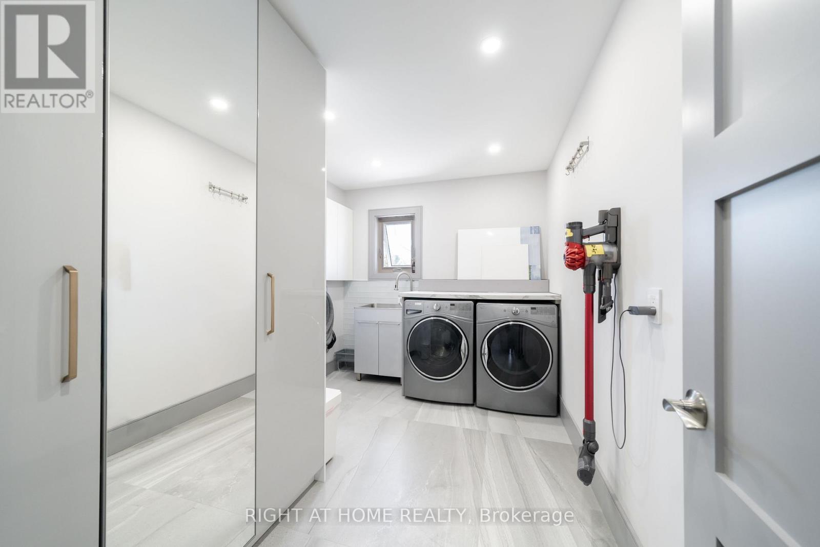 560 Concession Road 15 W, Tiny, ON - Indoor Photo Showing Laundry Room