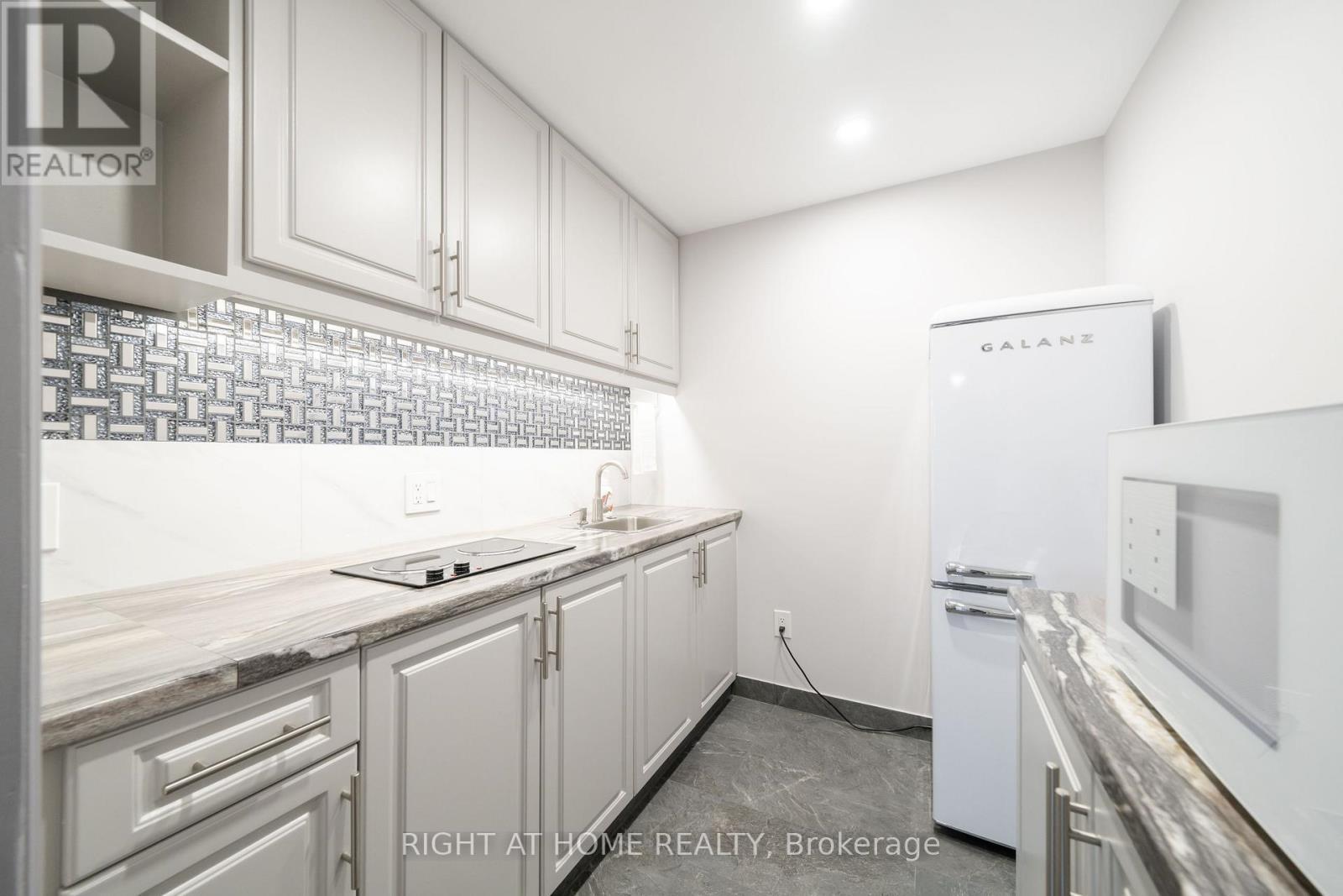 560 Concession Road 15 W, Tiny, ON - Indoor Photo Showing Kitchen