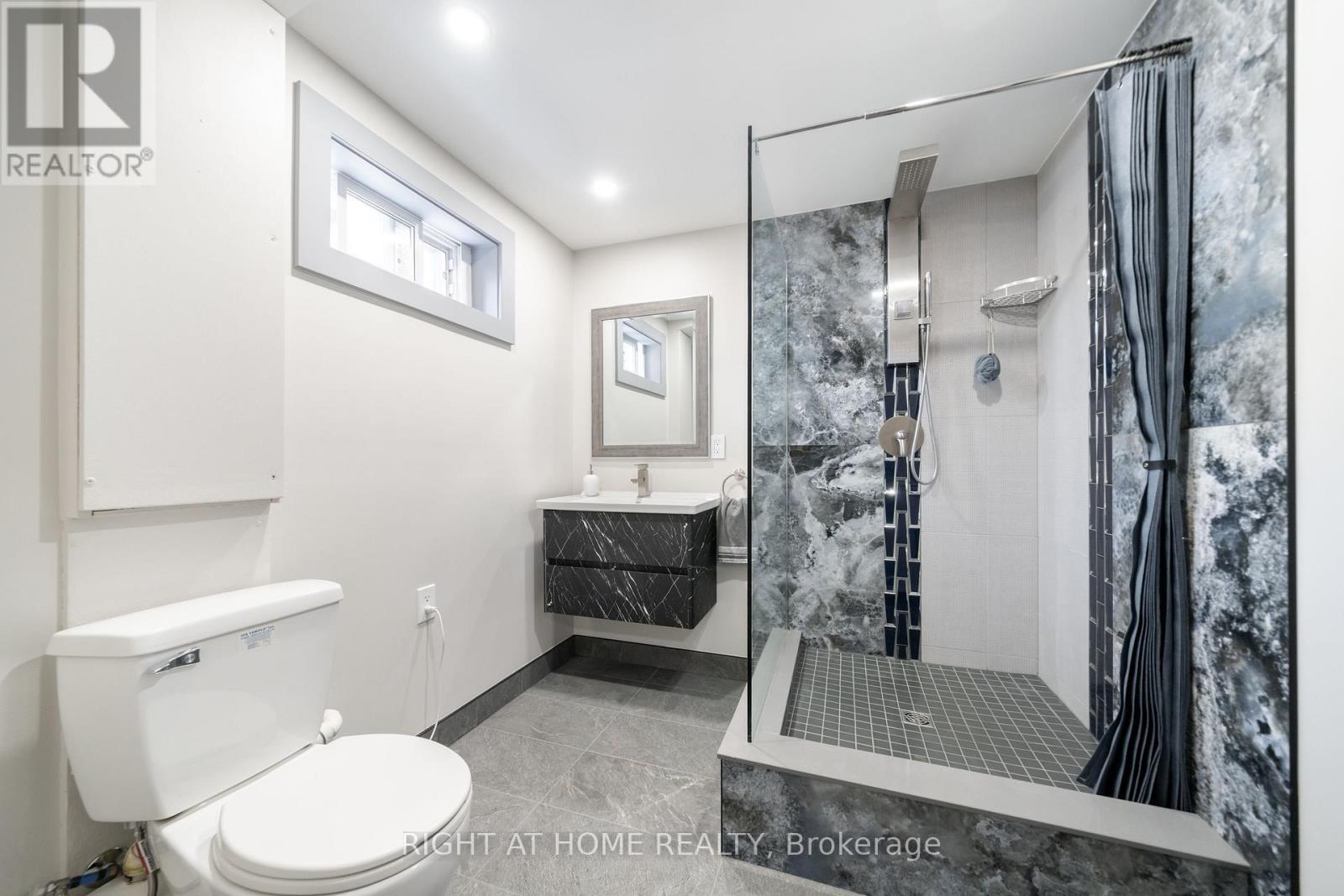 560 Concession Road 15 W, Tiny, ON - Indoor Photo Showing Bathroom