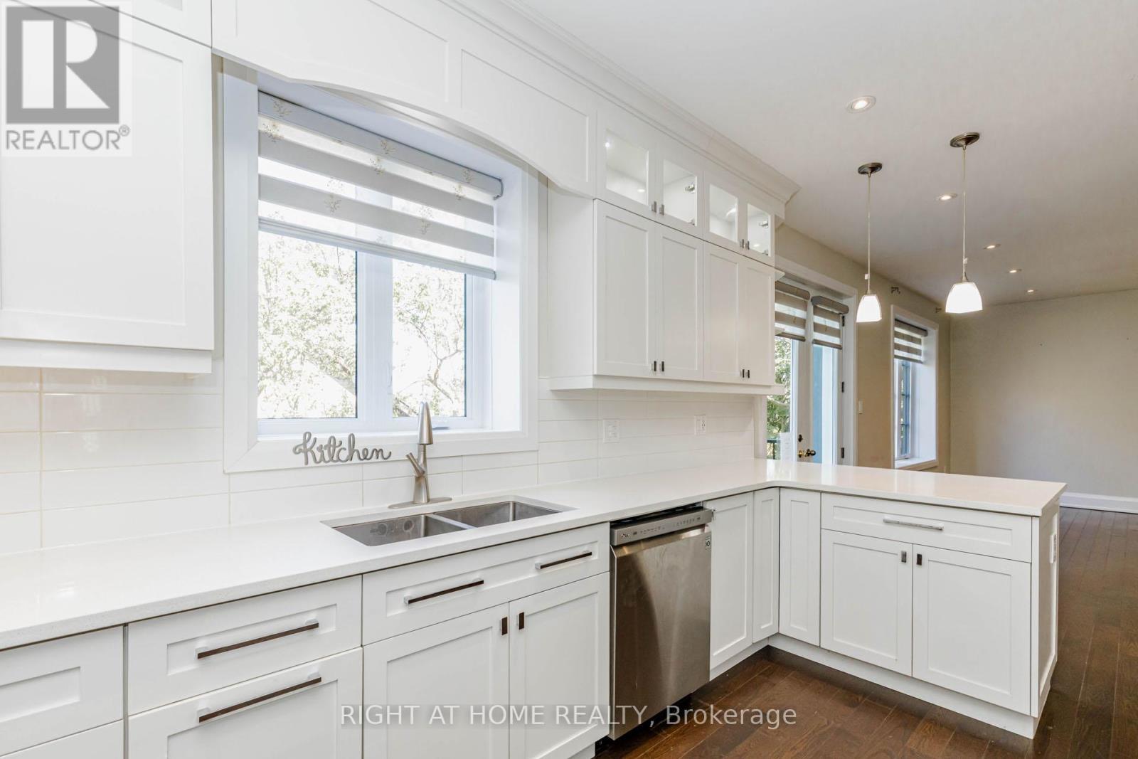 146 Colonel Danforth Trail, Toronto, ON - Indoor Photo Showing Kitchen With Double Sink With Upgraded Kitchen