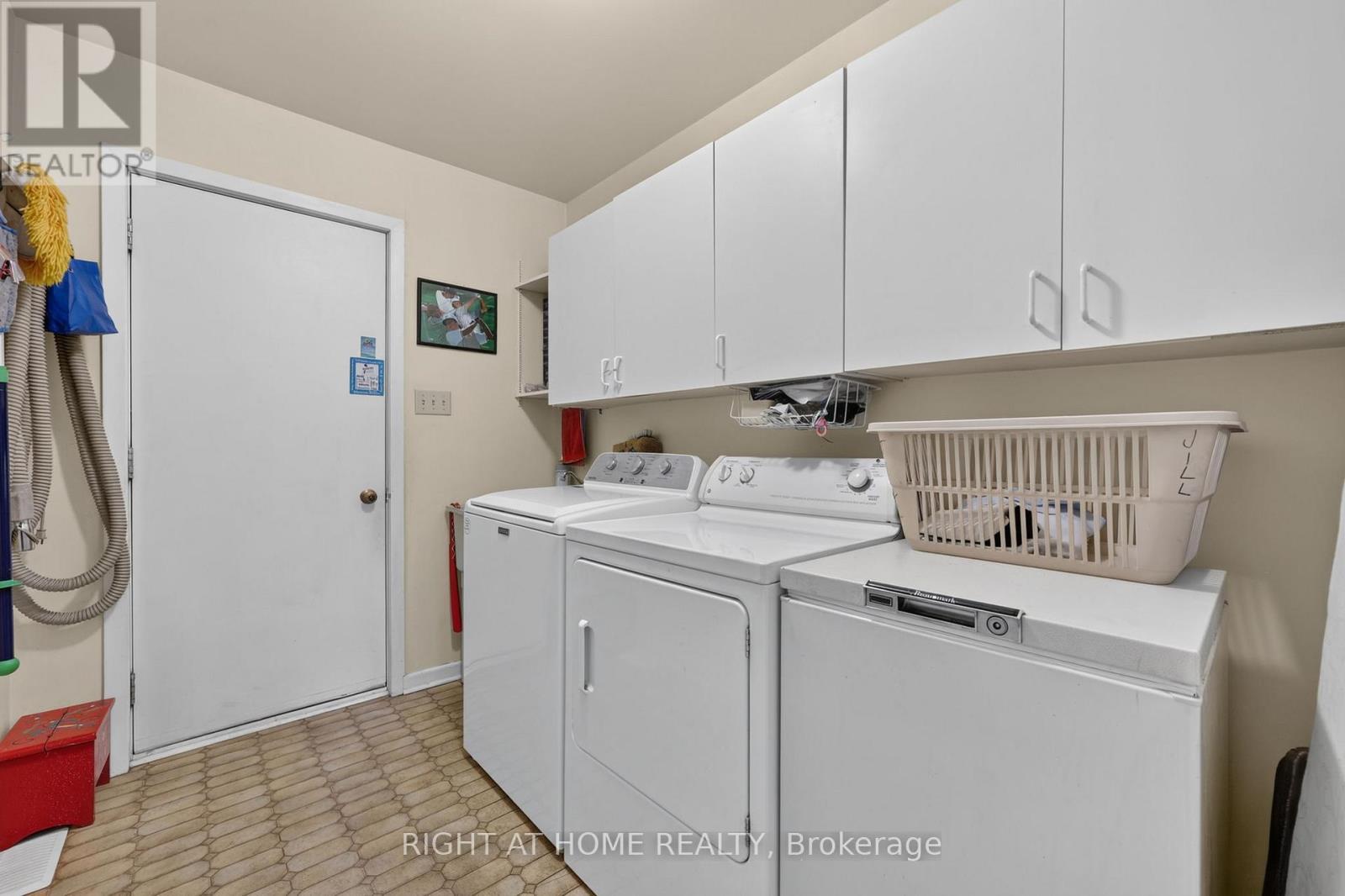 5 Pine Point, Oro-Medonte, ON - Indoor Photo Showing Laundry Room