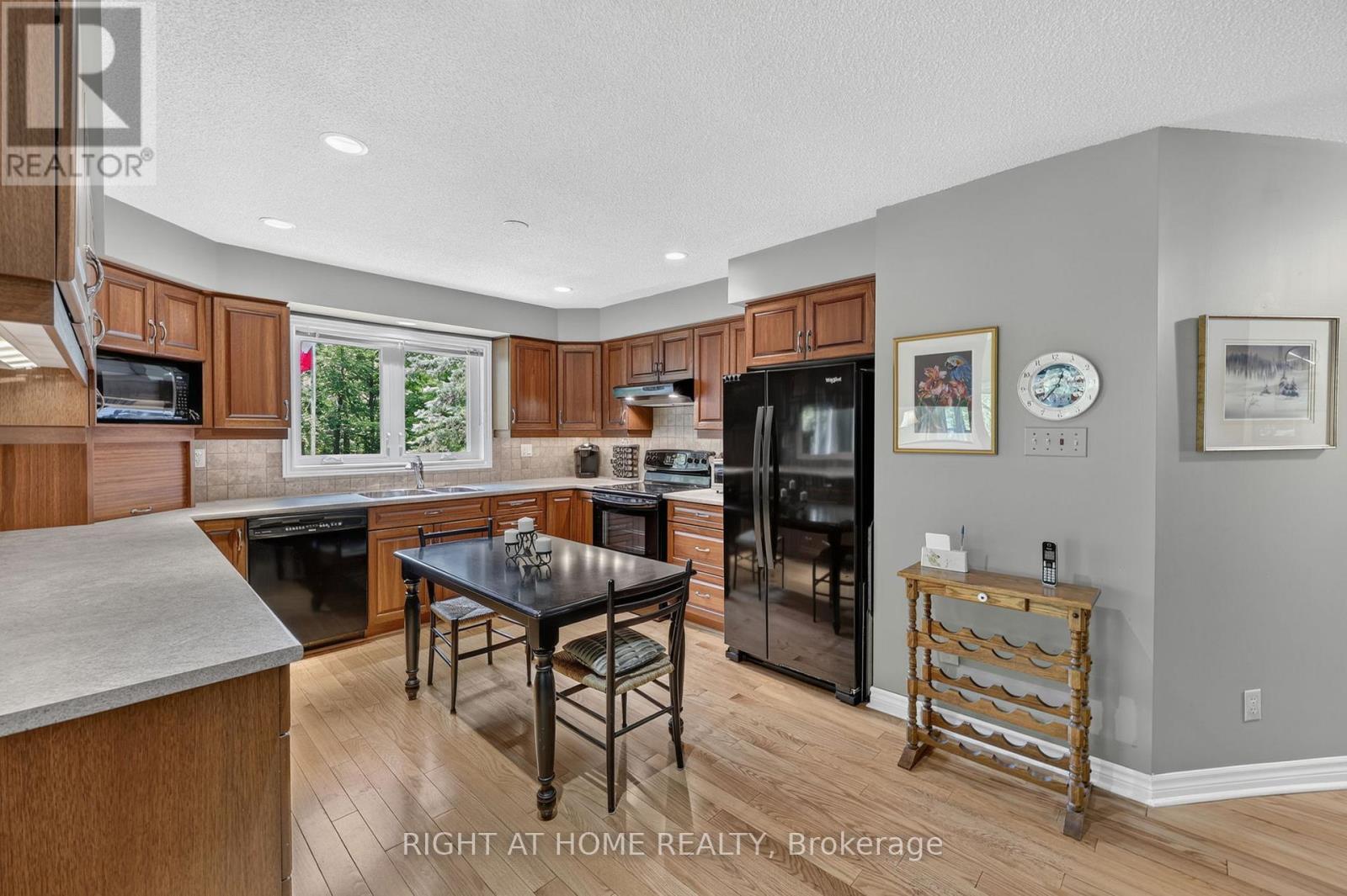 5 Pine Point, Oro-Medonte, ON - Indoor Photo Showing Kitchen