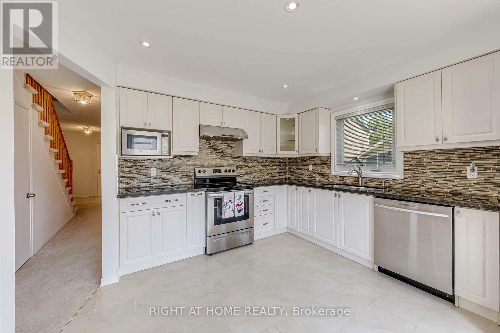 17 Nickel Crescent, Brampton, ON - Indoor Photo Showing Kitchen With Stainless Steel Kitchen With Double Sink With Upgraded Kitchen