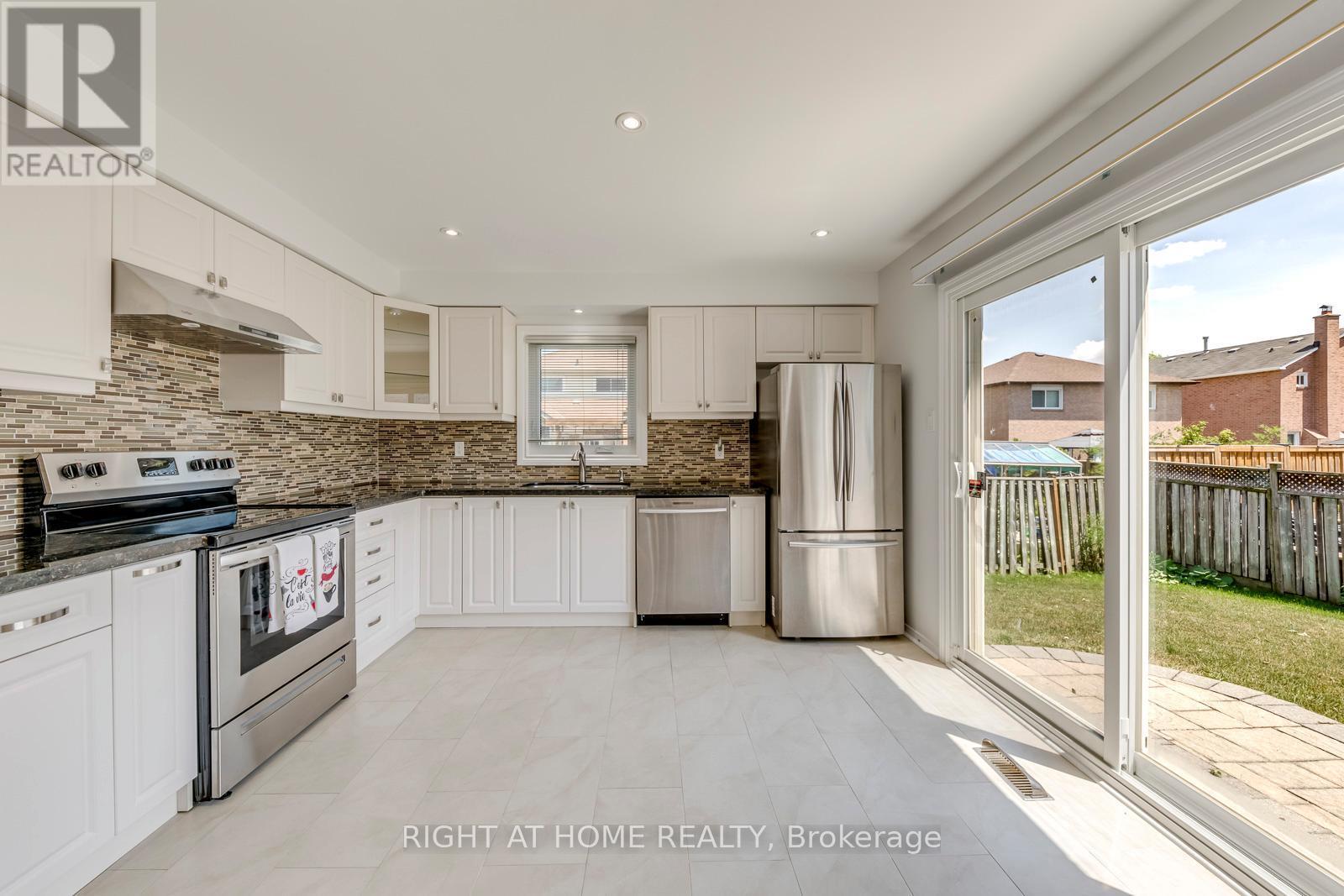 17 Nickel Crescent, Brampton, ON - Indoor Photo Showing Kitchen With Stainless Steel Kitchen With Upgraded Kitchen