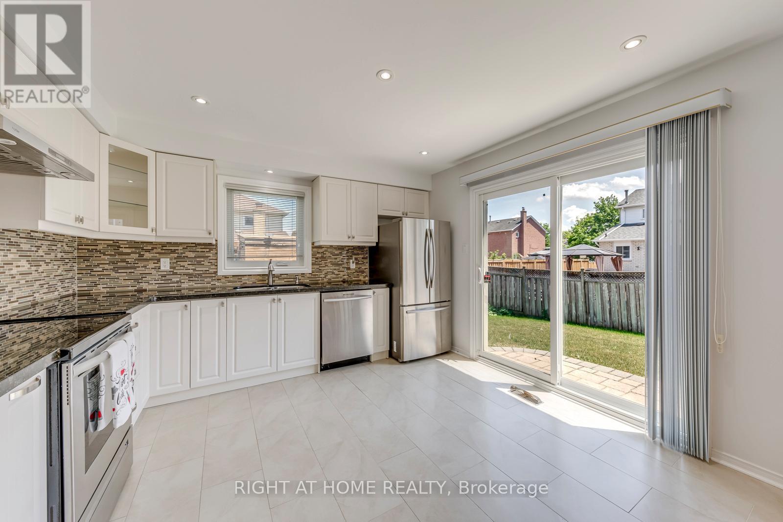 17 Nickel Crescent, Brampton, ON - Indoor Photo Showing Kitchen With Stainless Steel Kitchen With Upgraded Kitchen