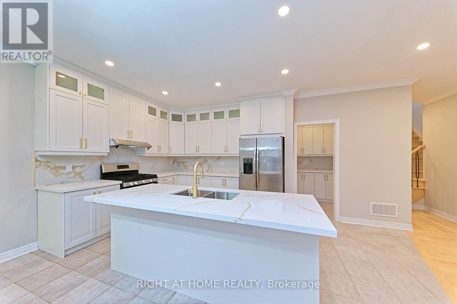 6843 Campbell Settler Court, Mississauga, ON - Indoor Photo Showing Kitchen