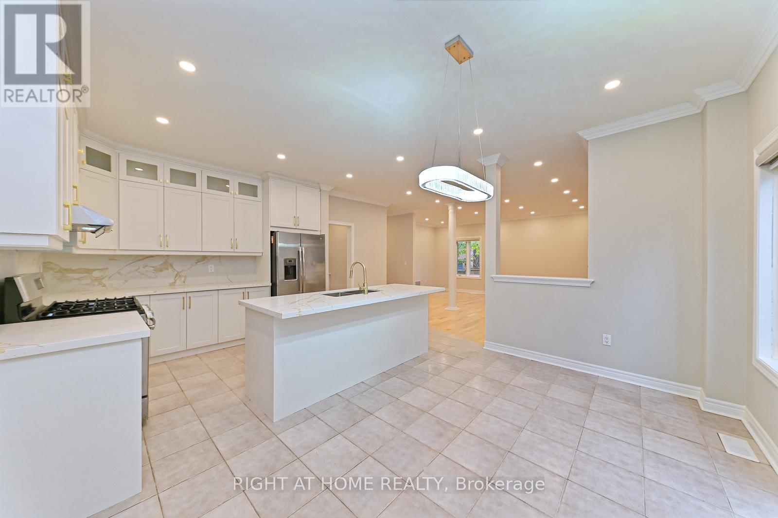 6843 Campbell Settler Court, Mississauga, ON - Indoor Photo Showing Kitchen