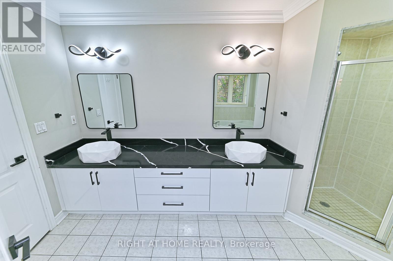 6843 Campbell Settler Court, Mississauga, ON - Indoor Photo Showing Bathroom