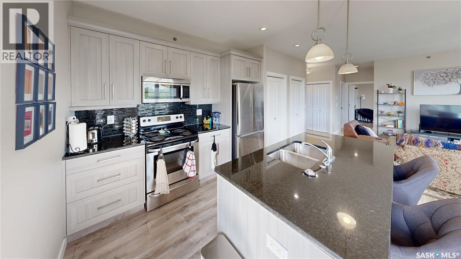 406 1515 Anson Road, Regina, SK - Indoor Photo Showing Kitchen With Stainless Steel Kitchen With Double Sink With Upgraded Kitchen