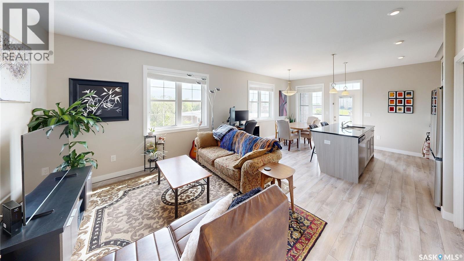 406 1515 Anson Road, Regina, SK - Indoor Photo Showing Living Room