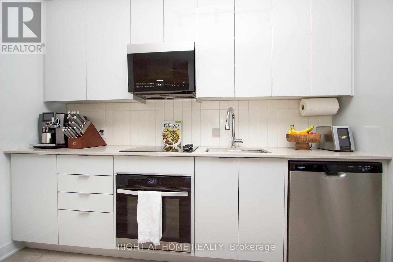 2920 Highway 7, Vaughan, ON - Indoor Photo Showing Kitchen With Upgraded Kitchen