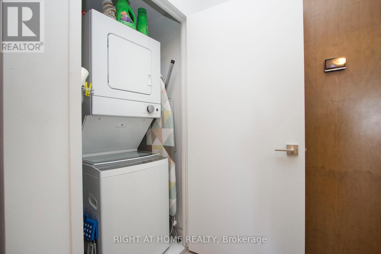 2920 Highway 7, Vaughan, ON - Indoor Photo Showing Laundry Room