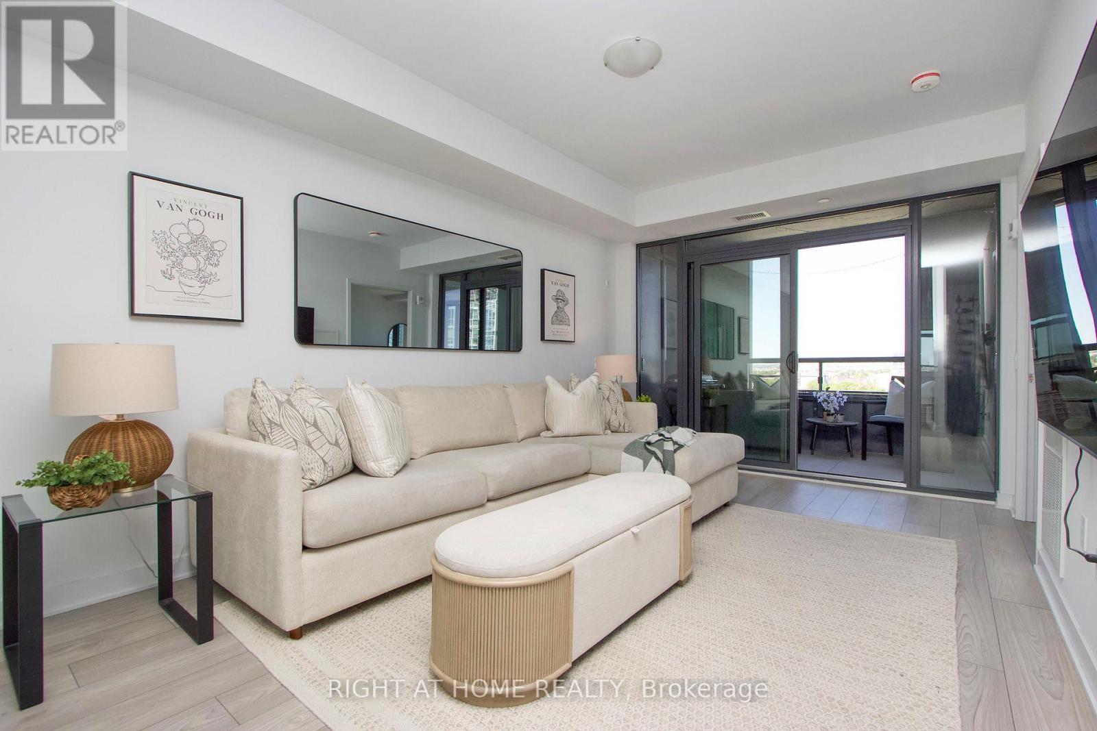 2920 Highway 7, Vaughan, ON - Indoor Photo Showing Living Room