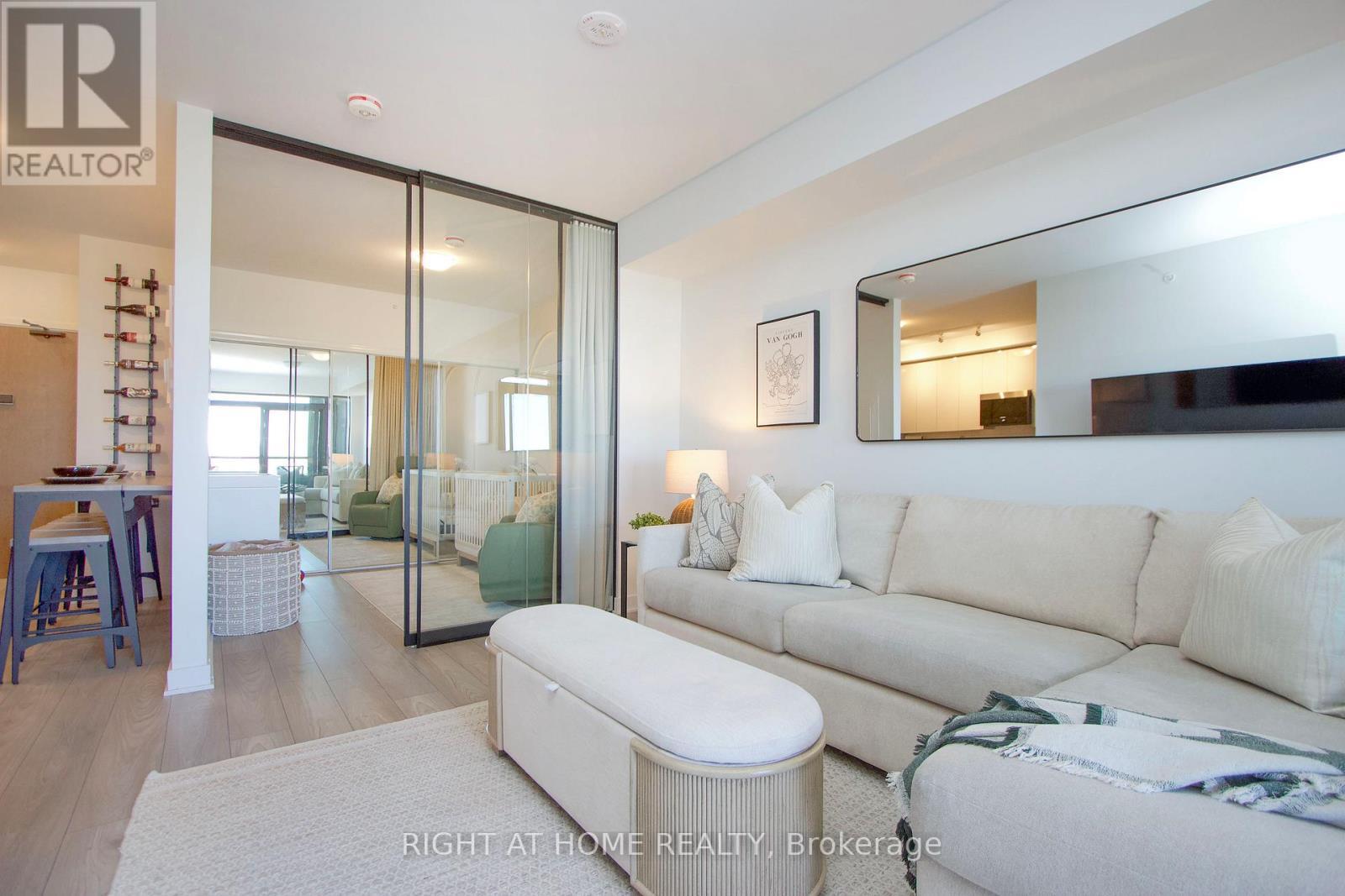 2920 Highway 7, Vaughan, ON - Indoor Photo Showing Living Room
