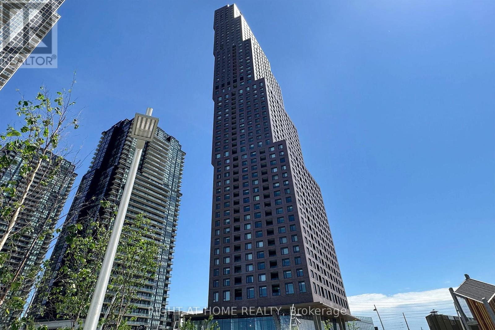 2920 Highway 7, Vaughan, ON - Outdoor With Facade
