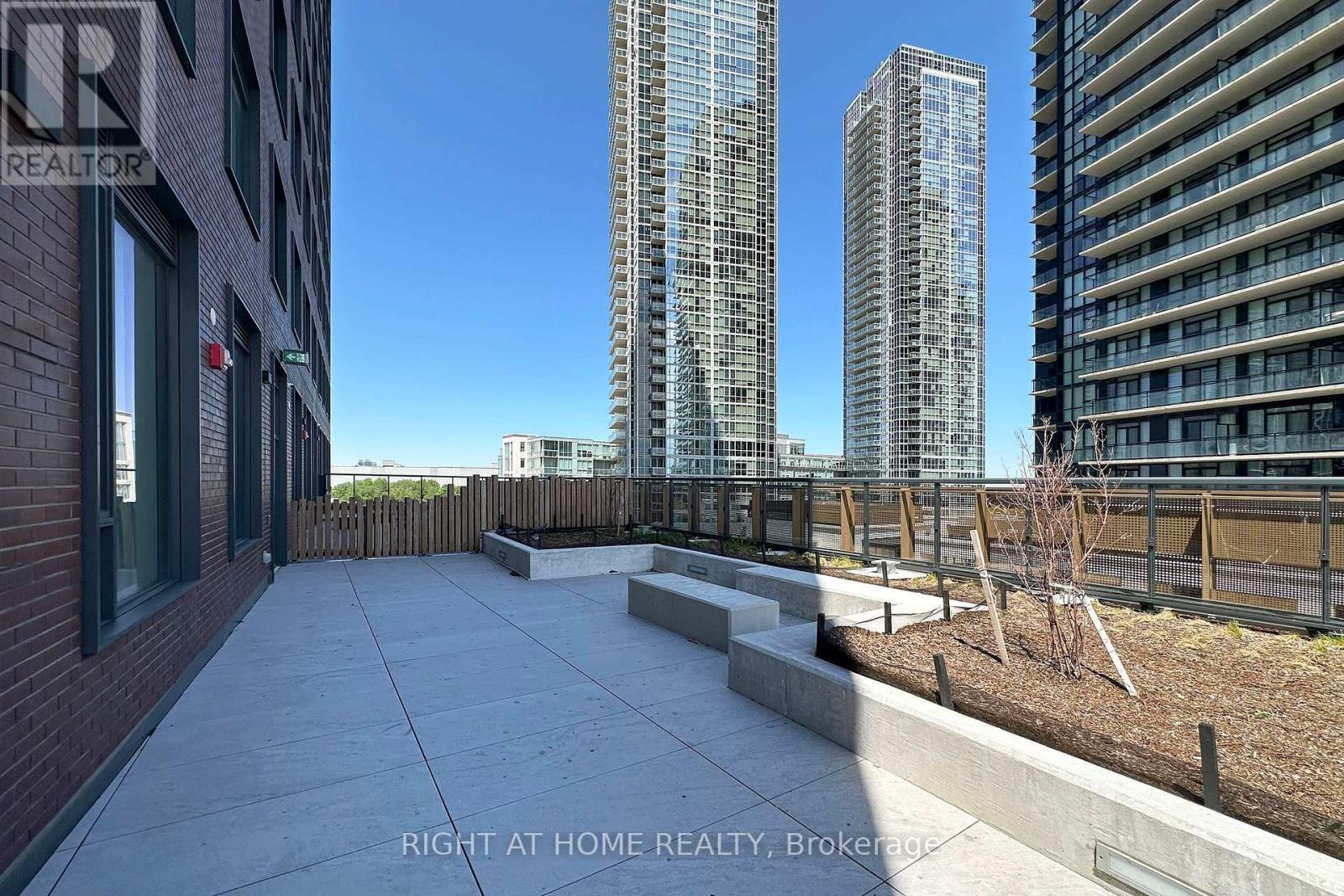 2920 Highway 7, Vaughan, ON - Outdoor With Facade