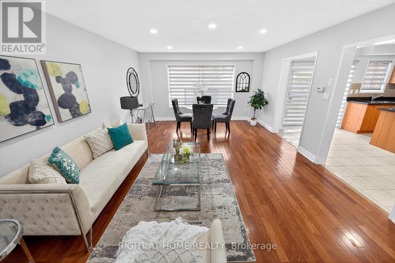 36 Earlsbridge Boulevard, Brampton, ON - Indoor Photo Showing Living Room