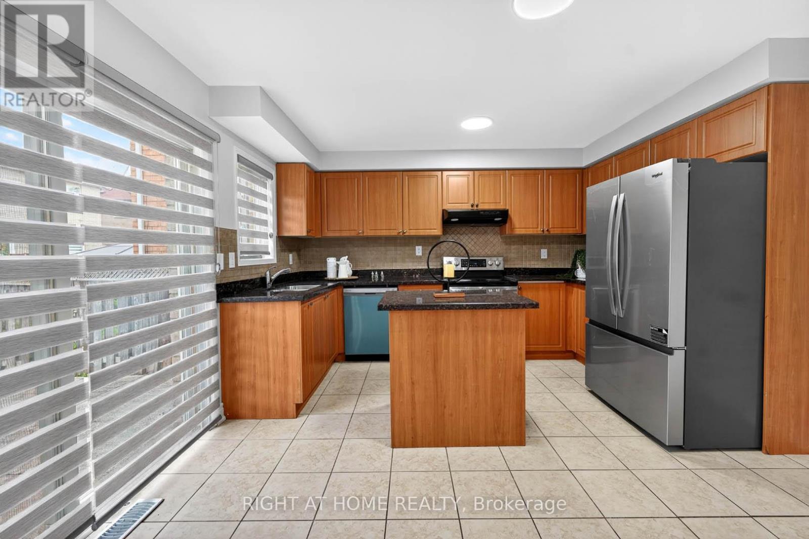 36 Earlsbridge Boulevard, Brampton, ON - Indoor Photo Showing Kitchen