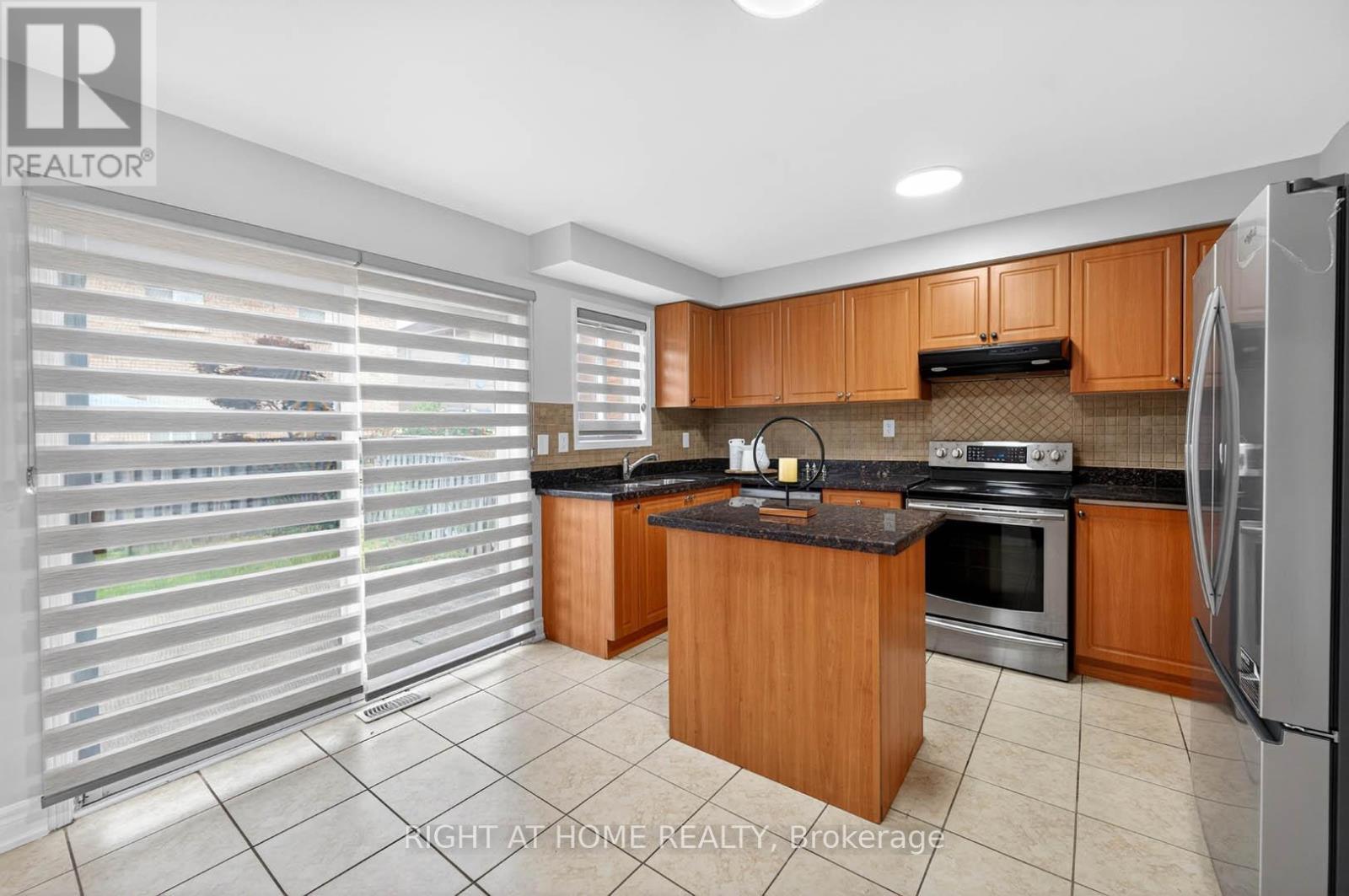 36 Earlsbridge Boulevard, Brampton, ON - Indoor Photo Showing Kitchen