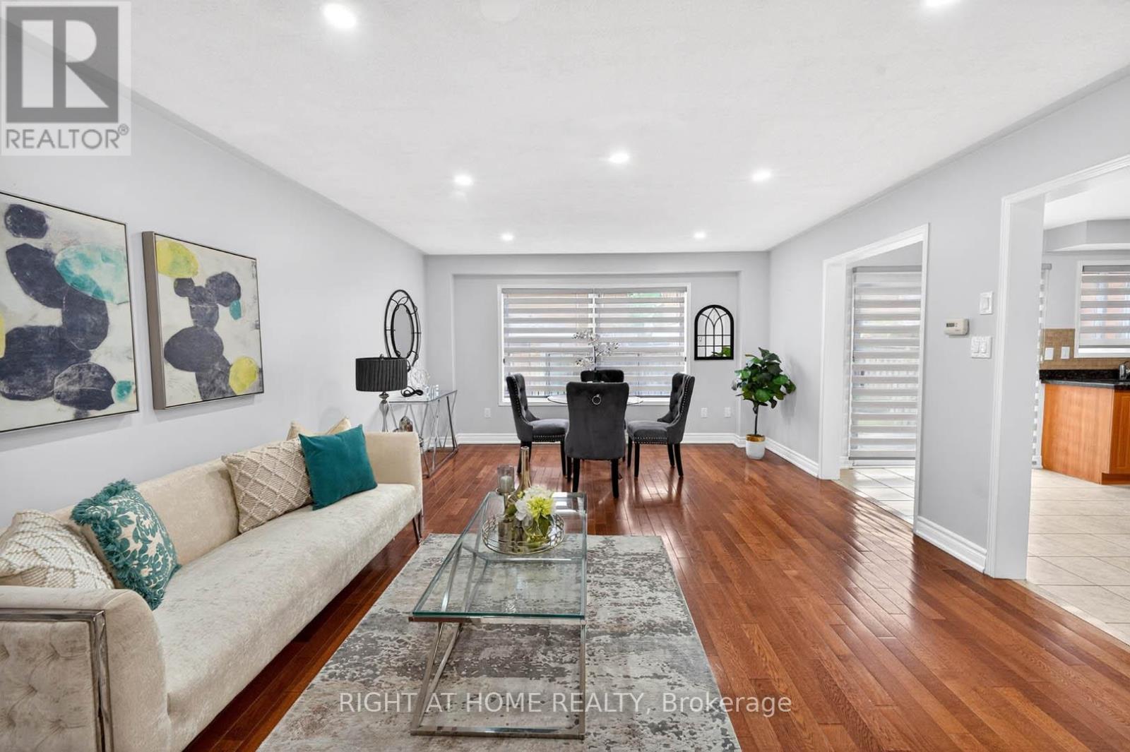 36 Earlsbridge Boulevard, Brampton, ON - Indoor Photo Showing Living Room