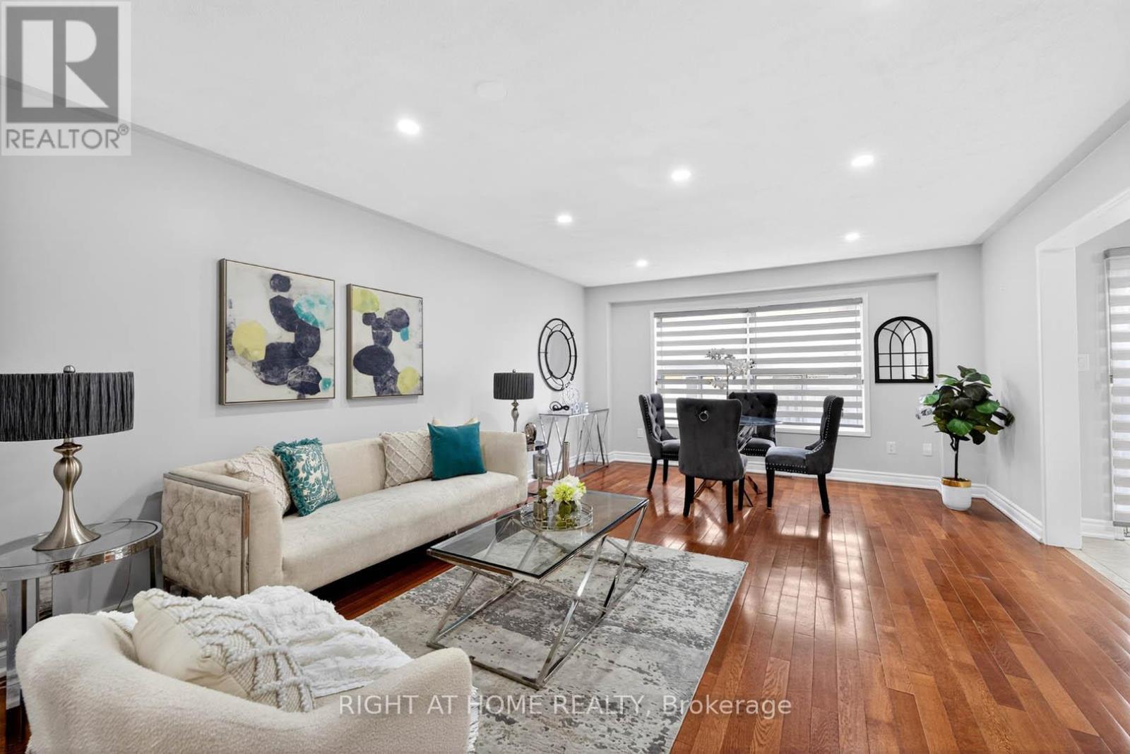 36 Earlsbridge Boulevard, Brampton, ON - Indoor Photo Showing Living Room