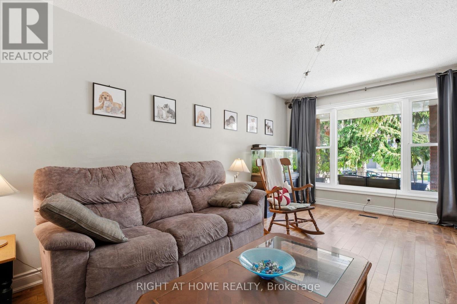 33 Benson Avenue, Mississauga, ON - Indoor Photo Showing Living Room